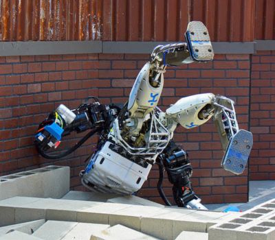 Miks humanoidrobotid kukuvad, samal ajal kui inimesed seda harva langevad?
